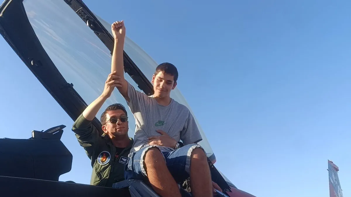 TEKNOFEST’te duygulandıran anlar: Görme engelli ikiz kardeşlerin F16 hayali gerçek oldu
