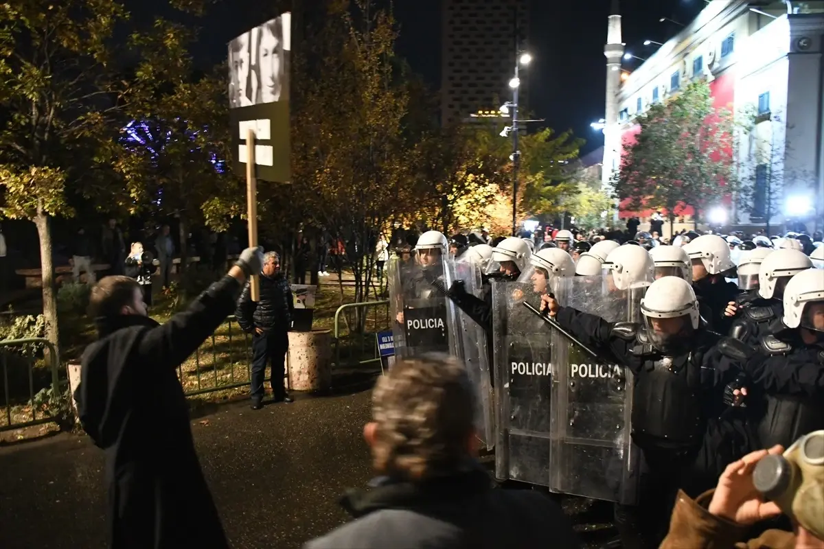Arnavutluk’ta Hükümet Karşıtı Protesto Gerginliği