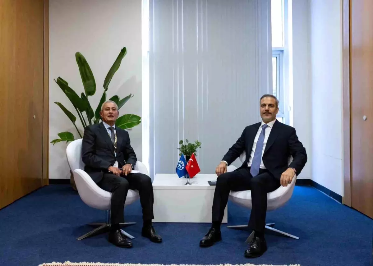 Hakan Fidan Cascais’te Cezayirli Bakanla Görüştü