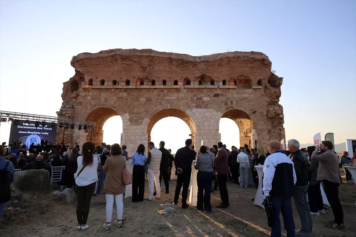 Tralleis’te Notalı Dans Gösterisi