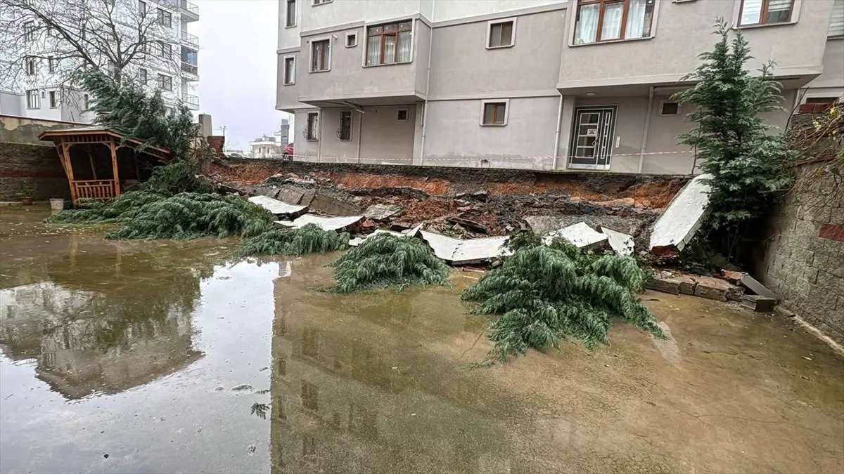 Çekmeköy’de İstinat Duvarı Yıkıldı