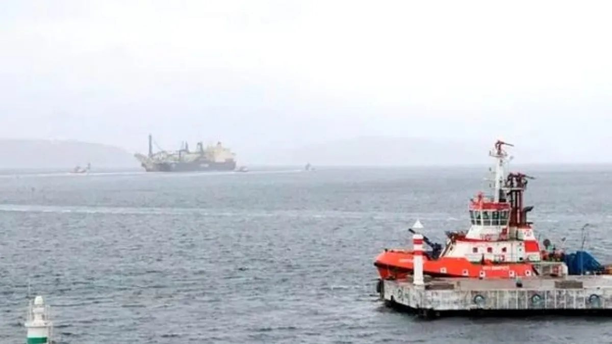 Derin denizlerde boru döşeme gemisi ‘Castorone’ İstanbul Boğazı’ndan geçti