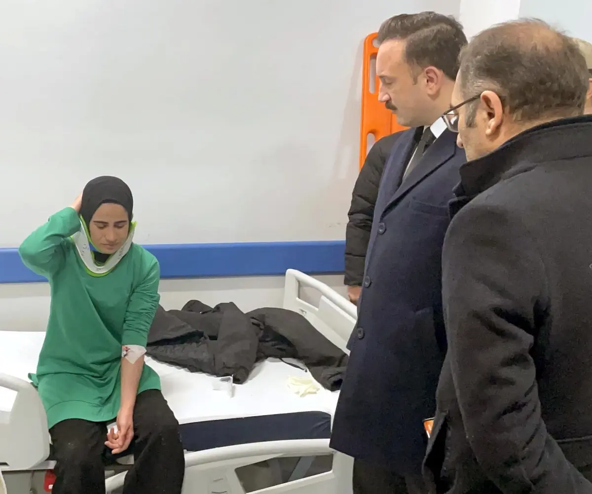 Muş’ta Öğretmenleri Taşıyan Servis Minibüsü Şarampole Devrildi