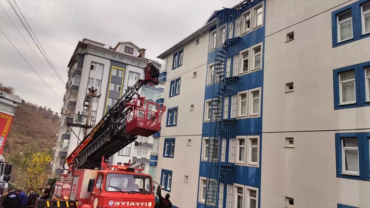 Sürmene’de Çatı Yangını Söndürüldü