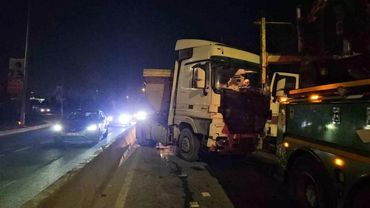 Kağıthane’de Kamyon Kontrolü Kaybetti
