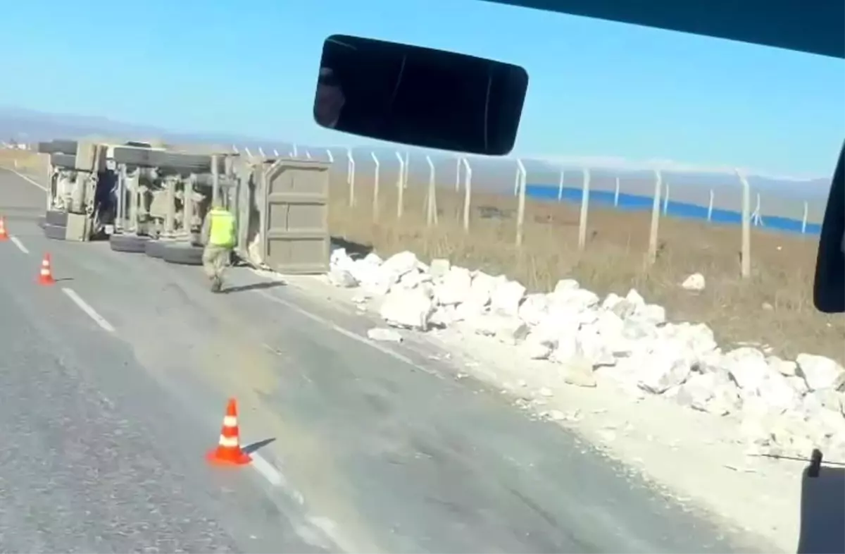 Kurtalan’da Hafriyat Kamyonu Devrildi