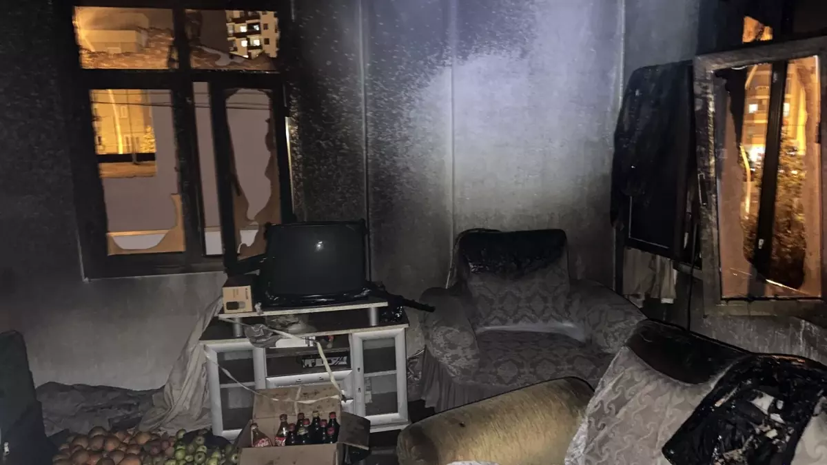 Mersin Tarsus’ta Yılbaşı Akşamı Ev Yangını: 3 Kişi Dumandan Etkilendi
