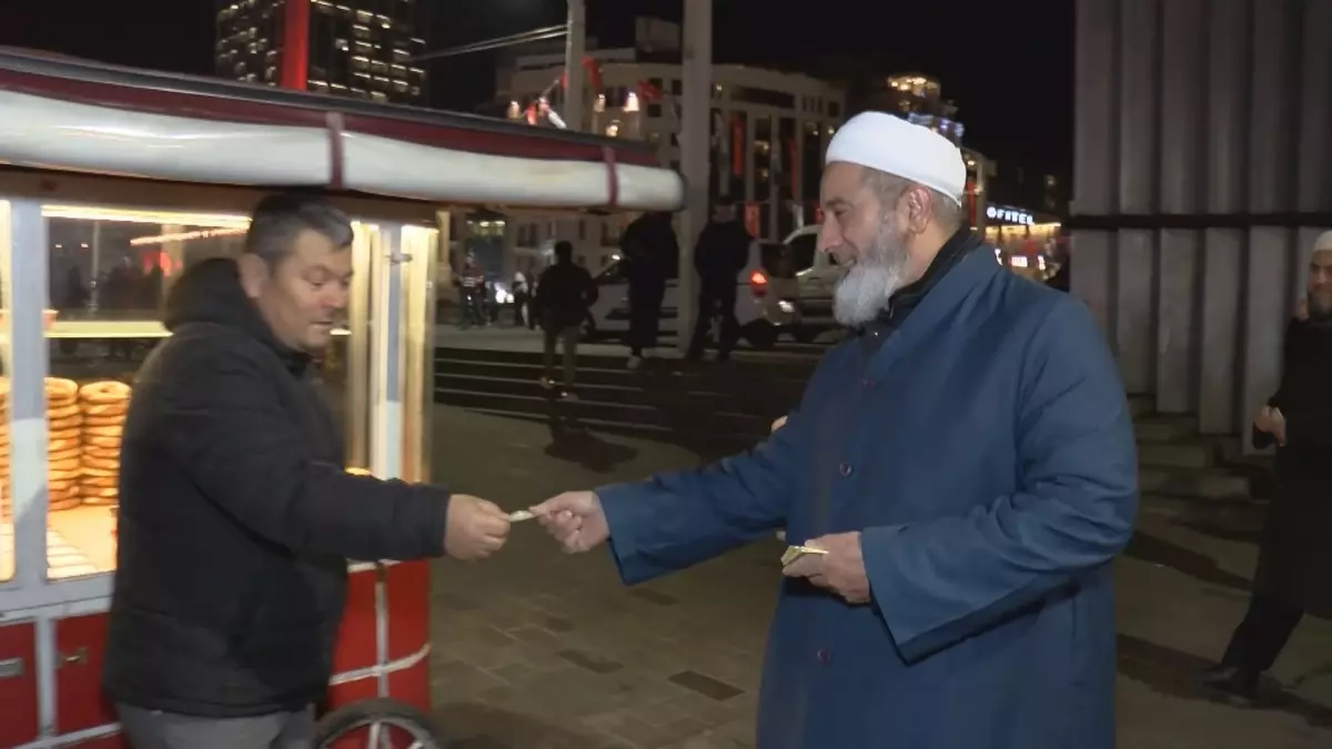 Taksim Meydanı’nda Yeni Yıl Öncesi Tebliğ Dağıtımı