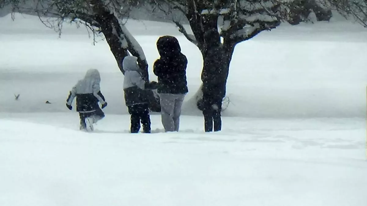 Bolu’da Öğrenciler Kartopu Oynadı