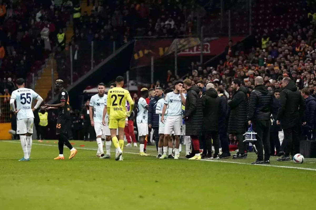 Galatasaray-Adana Demirspor Maçı Tatil Edildi